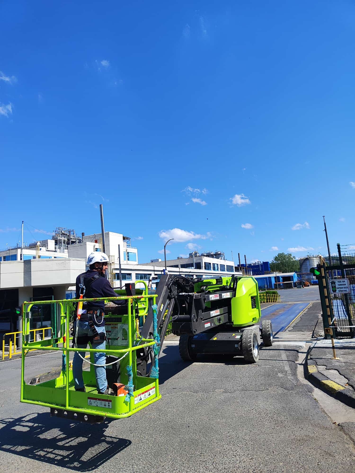 Kayseri Mobilya ve Tekstil Sanayi Manlift Kiralama saha detayı