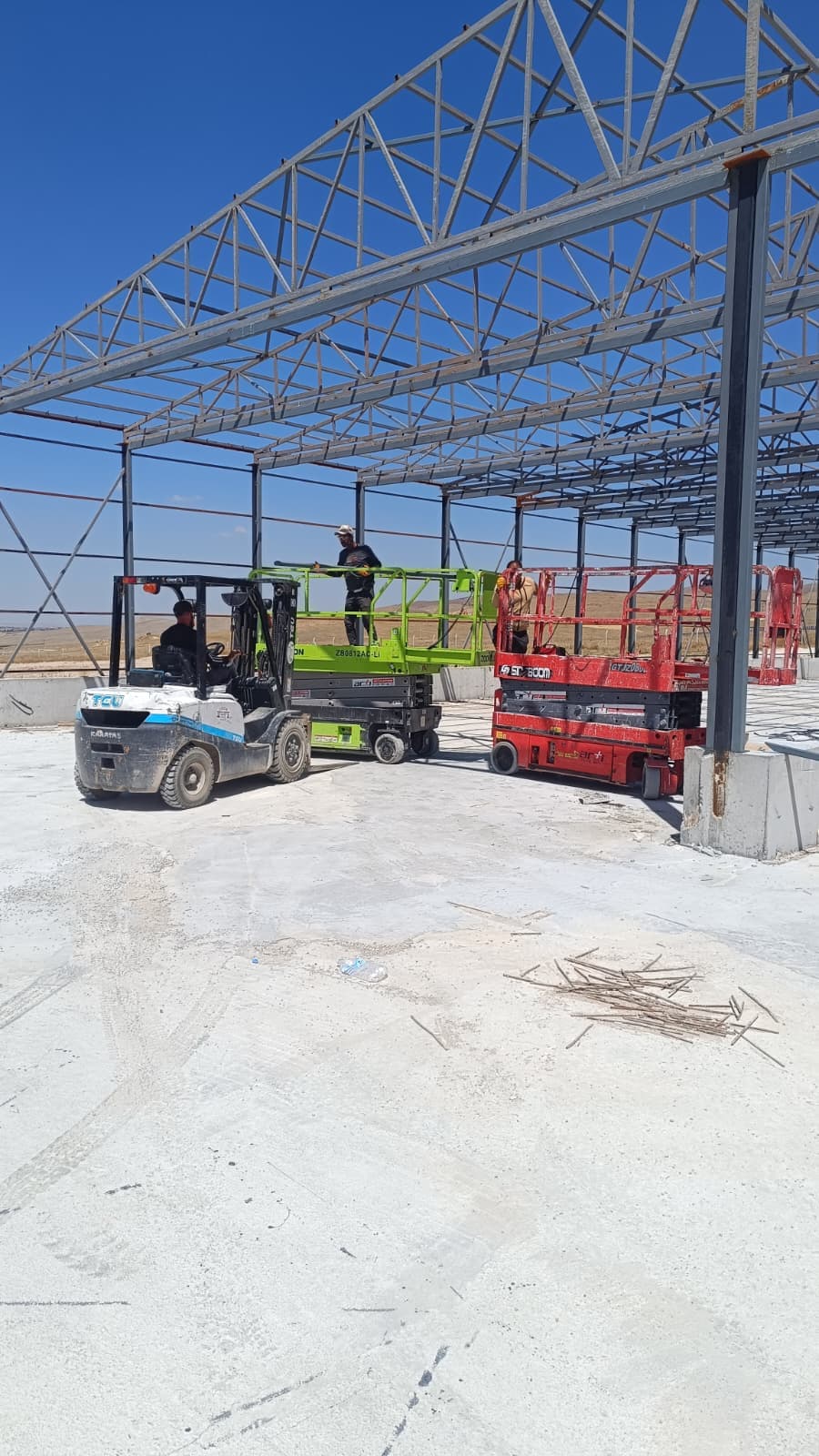 Forklift ve makaslı platform ile saha çalışması
