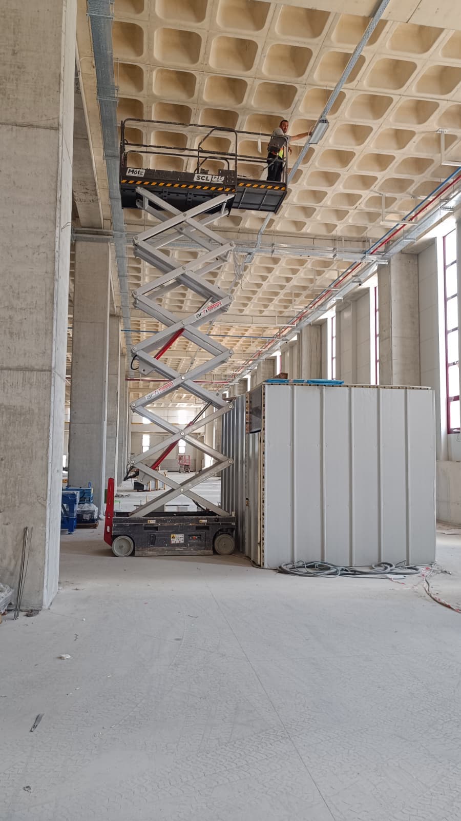 Kapalı mekanda platform ile bakım çalışması